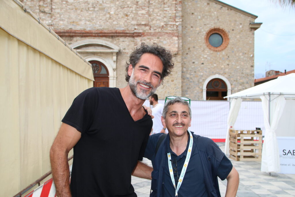 Fotografo di Foto Studio Ciak con l'attore Sergio Muniz.