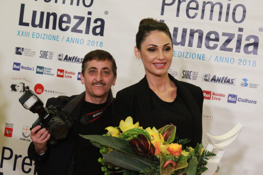 Fotografo di Foto Studio Ciak nel backstage con Anna Tatangelo.