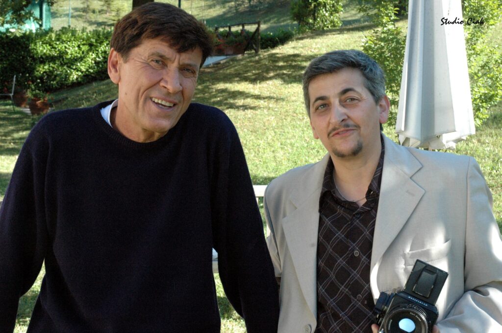 Fotografo di Foto Studio Ciak con il cantante Gianni Morandi.